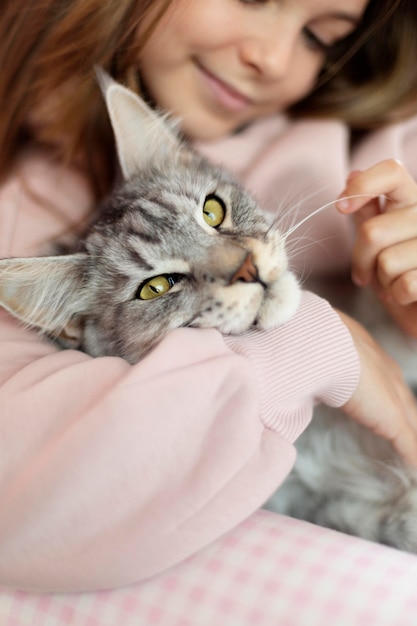 Free photo girl and cat close-up