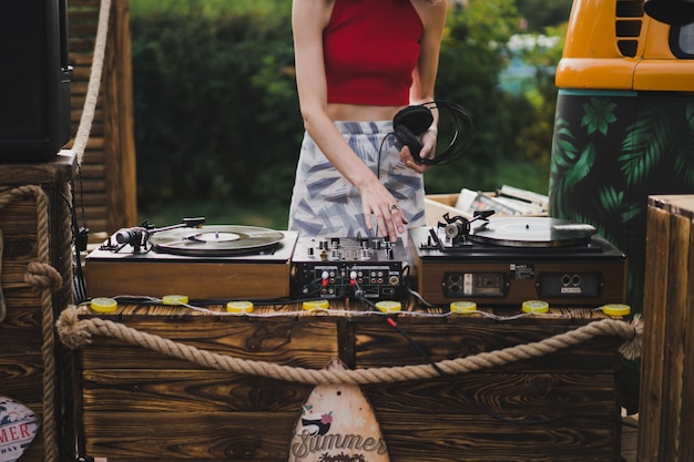 Free Photo girl dj playing vinyl records