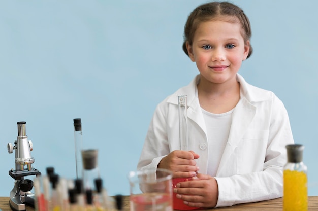 Free photo girl doing science experiment