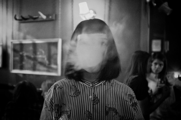 Free photo girl doing smoke with the mouth