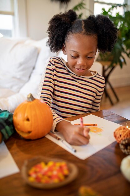 Girl drawing before the thanksgiving dinner