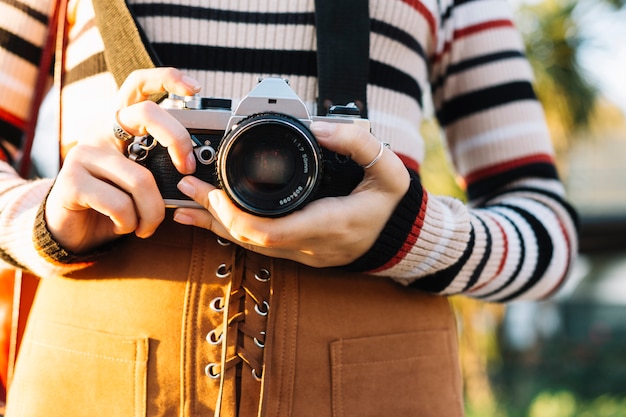 Free photo girl holding camera