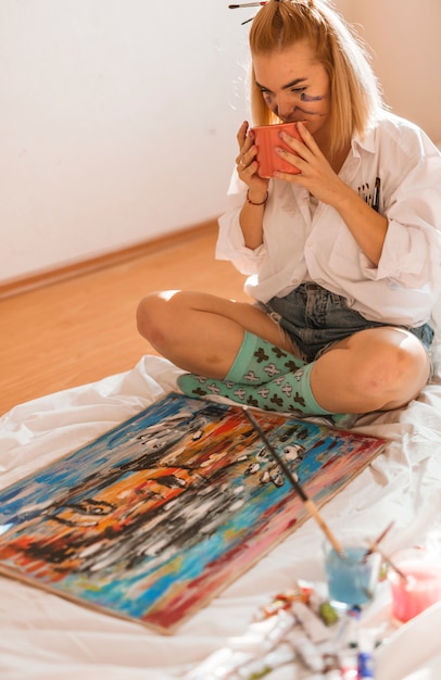 Free Photo girl at home looking at canvas