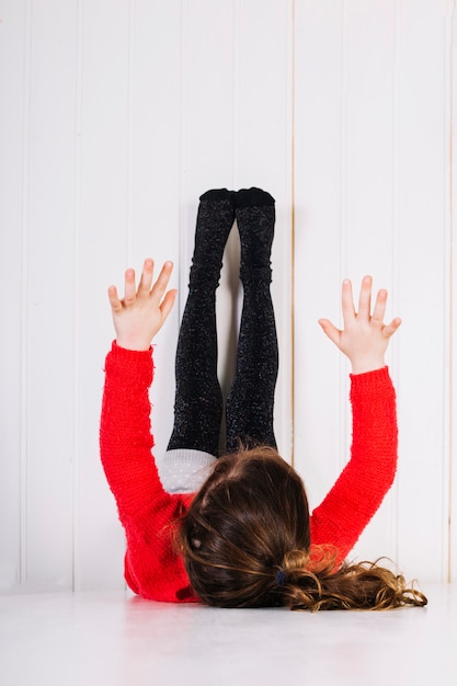 Free photo girl lying on floor with legs up