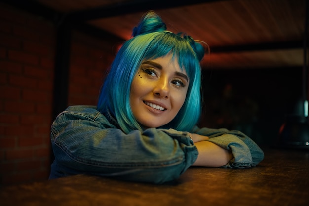 Free Photo girl in nightclub listening to to somebody while sitting at table