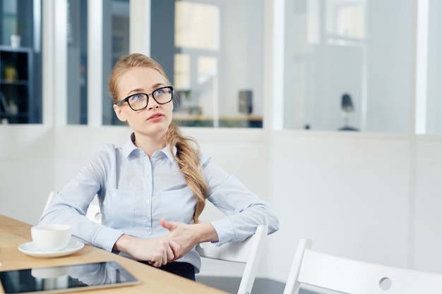 Free photo girl in office