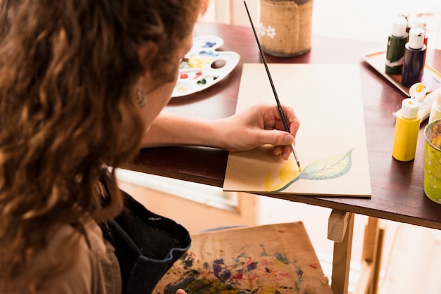 Free photo girl painting a canvas