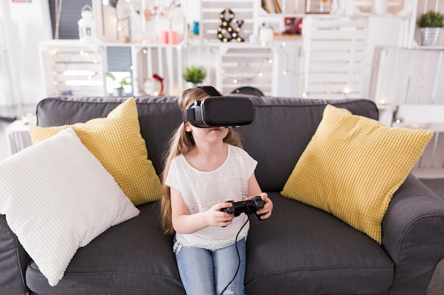 Free photo girl playing vr game