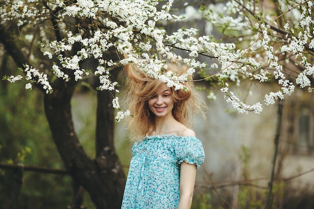 Free photo girl playing with her hair