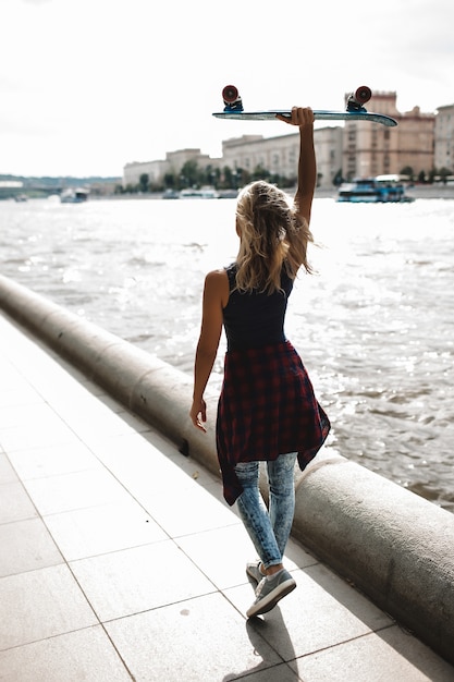 Free photo girl posing with skate board