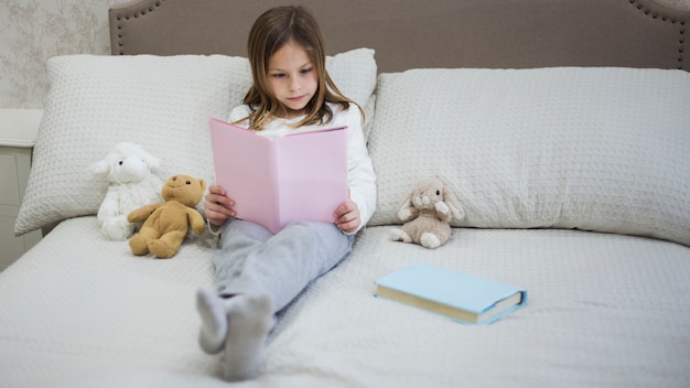 Free photo girl reading a book