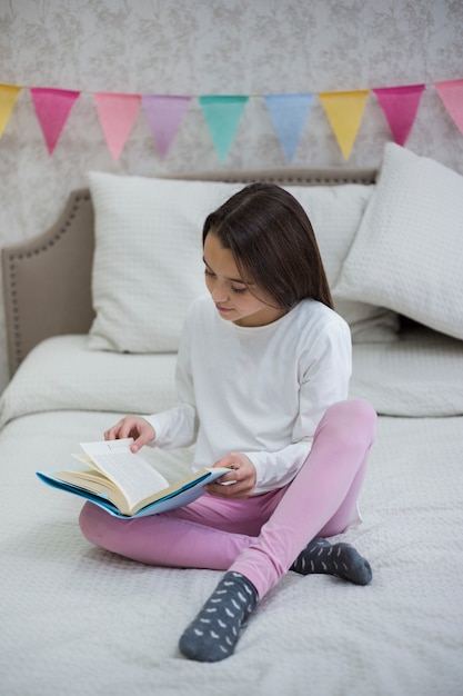 Free photo girl reading a book