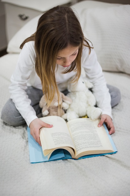 Free photo girl reading a book