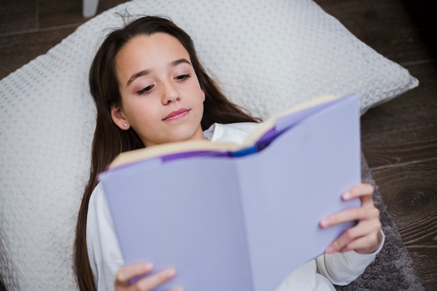 Free photo girl reading a book