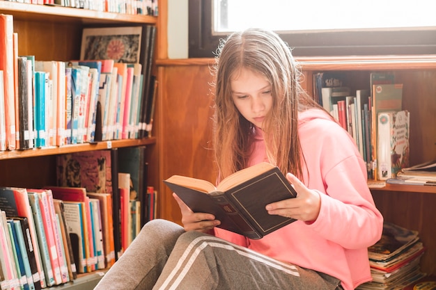 Free photo girl reading in library