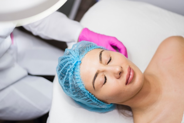 Free photo girl receiving facial treatment in a beauty salon