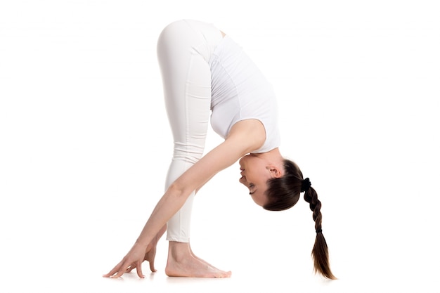 Free photo girl in shape stretching her muscles