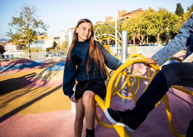 Free photo girl spending time in the park with her friend