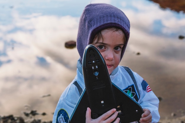 Free photo girl standing with spaceship toy