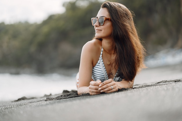 Free photo girl in a stylish swimsuit have a rest n a beach