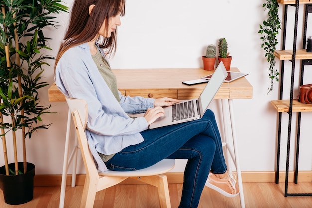 Girl sufring laptop at table