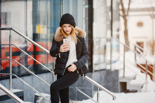 Free photo girl in a winter city