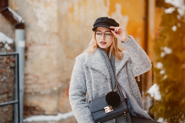 Free photo girl in a winter city