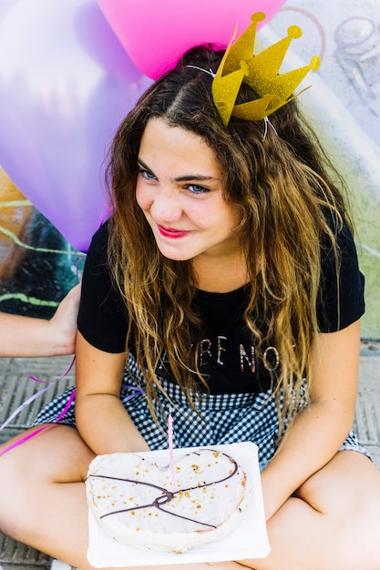 Free photo girl with crown holding birthday pastry