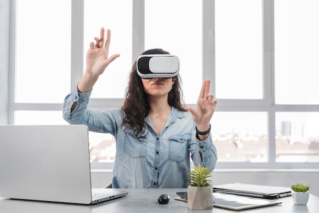 Free photo girl with hands up wearing the virtual reality goggles