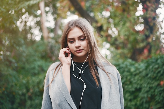 girl with headphone