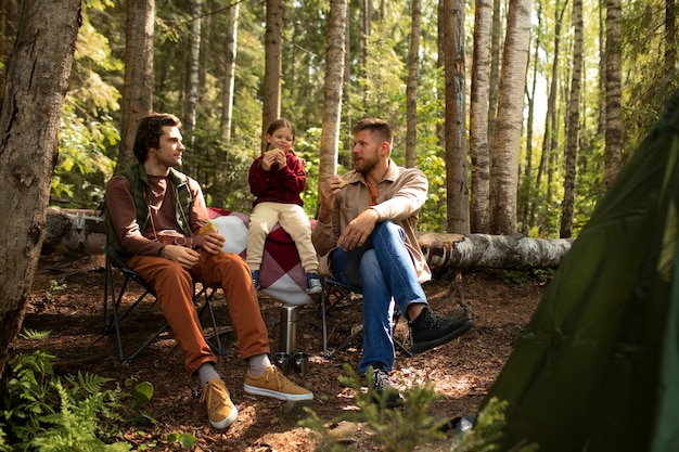 Free photo girl with her dads enjoying family trip