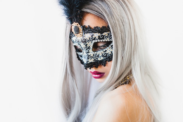 Free Photo girl with white hair with a venetian mask