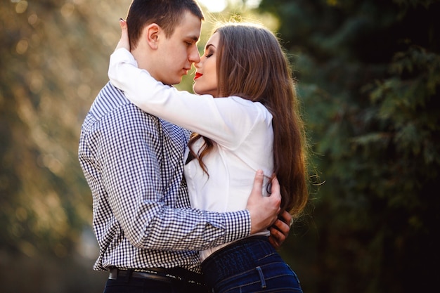 Free photo girlfriend hugging her boyfriend before kissing