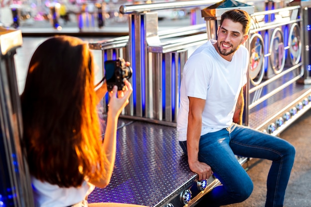 Free photo girlfriend taking photo of boyfriend