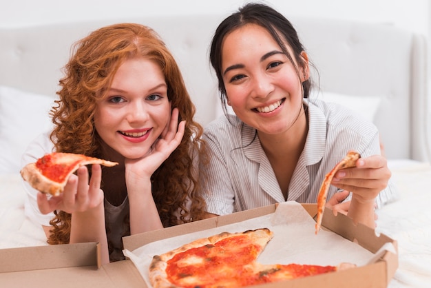 Free photo girlfriends pijama party with pizza