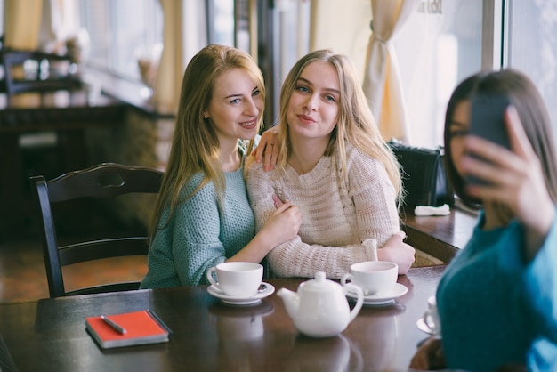 Free photo girls in cafe