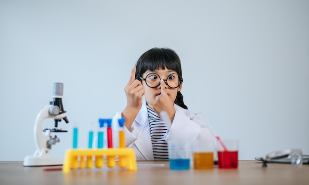 Free photo girls doing science experiments in the lab. selective focus.