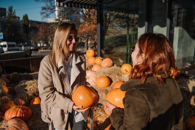 Free photo girls holds pumpkins in hands