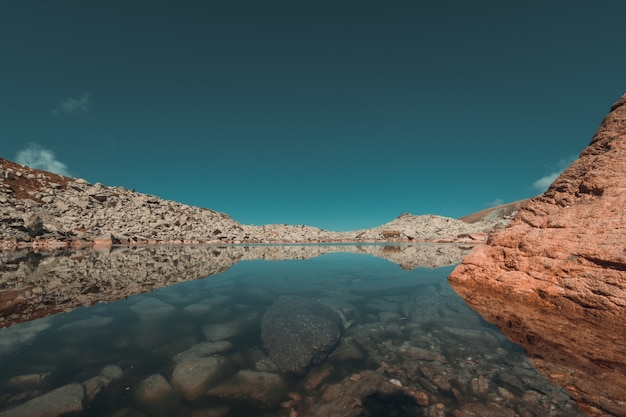 Free photo glacial lake reflections in the mountain in autumn season