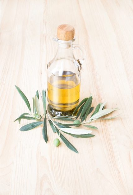 Free photo glass bottle of olive oil.