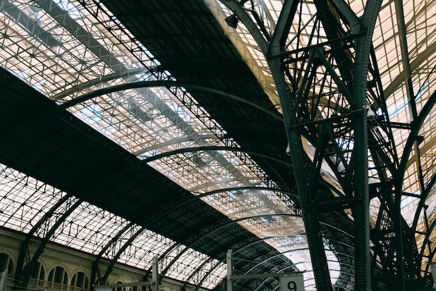 Free photo a glass ceiling with interesting patterns inside a building