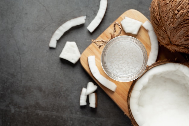 Free photo glass of coconut water put on dark wooden background