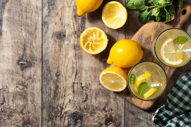 Free photo glass of fresh lemonade on wooden table