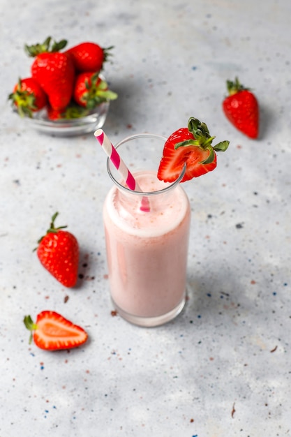 Free photo glass of fresh strawberry milkshake, smoothie and fresh strawberries,healthy food and drink concept.