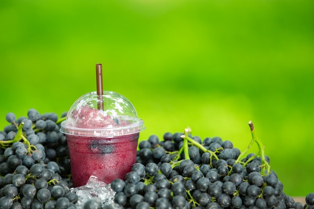 Free photo glass of freshly squeezed grape juice