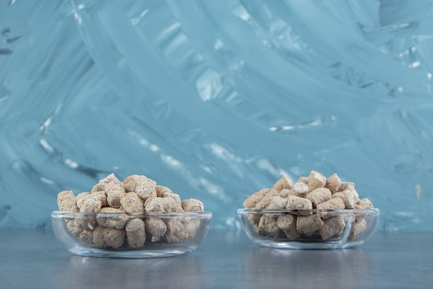 Glass plates of rye crispy cereals .