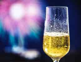 Free photo a glass of sparkling wine