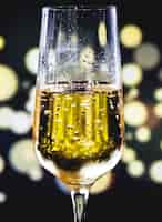 Free photo a glass of sparkling wine