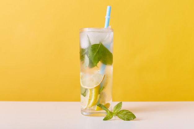 Free photo glass with iced tea with lemon slices, mint and ice cubes