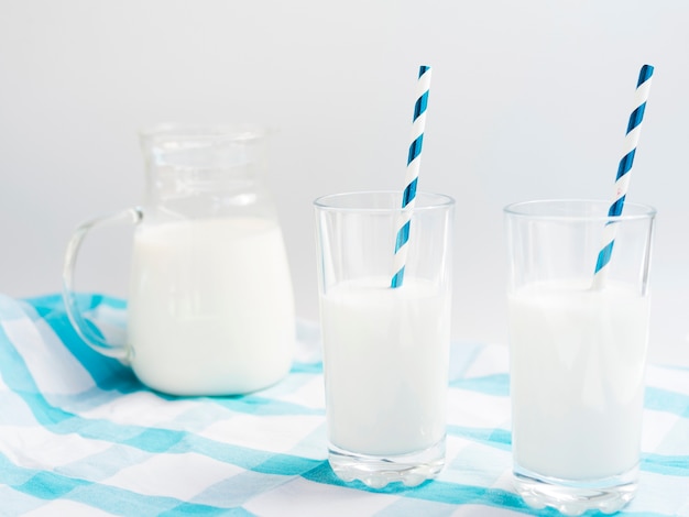 Free photo glasses of milk with straw